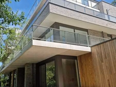 appartement en angle unique avec jardin privé au bord d'un