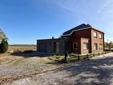 ? ruime woning met 4 slaapkamers en inpandige garage te s...