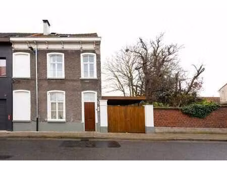 verder af te werken woning op gunstige ligging te oostakker!