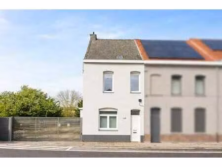 maison prête à emménager avec 3 chambres et jardin.