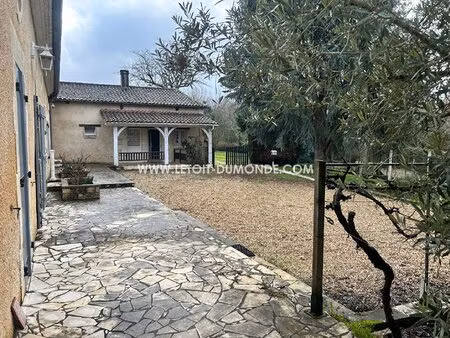 jolie propriété en pierre avec granges et étang