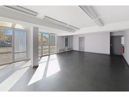 local professionnel de 58 70 m² à condrieu