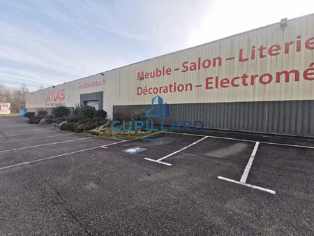 local commercial 2 130 m2 avec dépôt et parkings axe d83