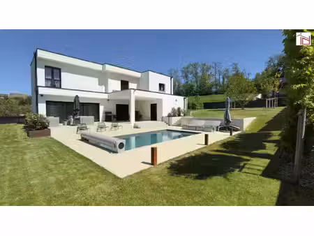 villa contemporaine avec piscine chauffée dans un cadre recherc