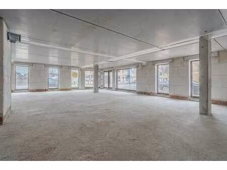 espace commercial à vendre sur une route d'accès au centre