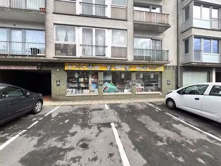 rez-de-chaussée commercial avec parking situé à marcinelle