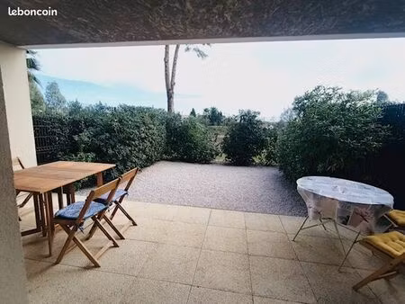 joli faux f2 avec terrasse et jardin