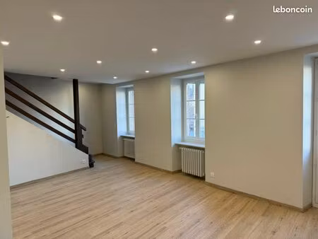 appartement t4 spacieux avec balcon refait entièrement