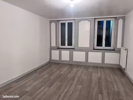 f3 spacieux dans batiment calme disponible