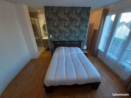 grande chambre avec salle d’eau dans maison
