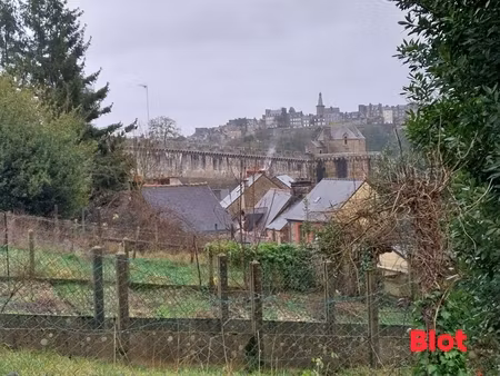 fougères – quartier historique | maison en pierre avec jardin et vue château
