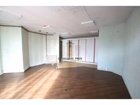 a tournus  local commercial de 134 m² au coeur d'une zone commerciale avec parking cliente