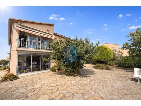 perols villa de 230m2  sur un terrain de 876m2.