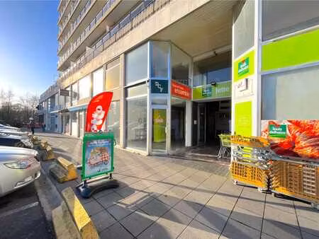 commerce d'angle - galerie commercante passante