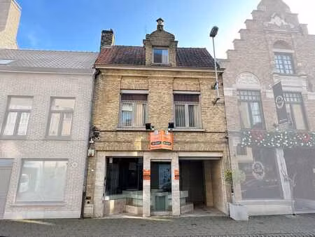 rez-de-chaussée commercial accueillant avec appartement s...