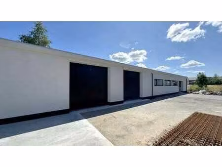 bureaux rénovés avec entrepôt à louer près de la n16 à tems