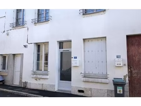 location maison  m² t-3 à château-renault  615 €