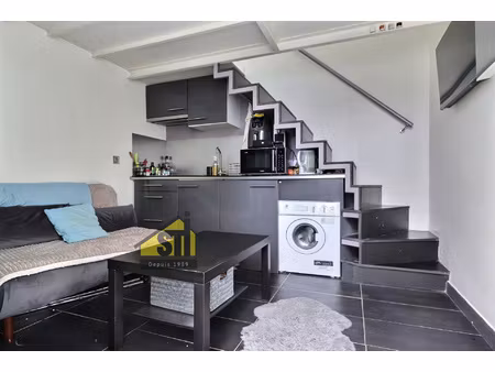 studette au calme sur cour  sur deux niveaux rdc et mezzanin