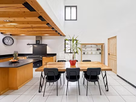 maison de caratère en plein coeur de rognonas 207m² habitables avec jardin.