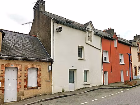 immeuble situé dans le centre de 3 appartements.