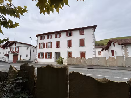 a ainhoa  appartement t2 en rez-de-chaussée de maison avec c