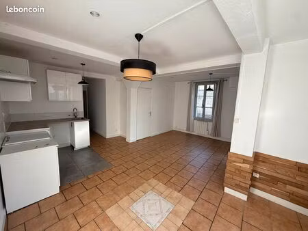 t3 de 65 m2 au coeur d'un village du sud charente