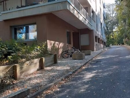 studio avec parking et piscine  loyer chauffage compris