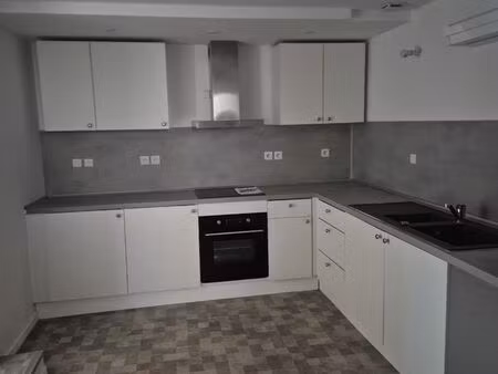 maison de ville avec cour et 2 chambres