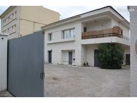 p2 40 m2 parking privé et cour de 10 m2