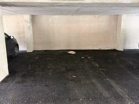 place parking extérieur en résidence