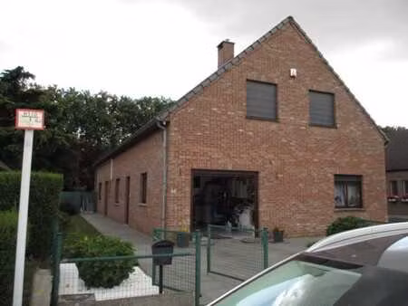 superbe villa avec grande terrasse et piscine.