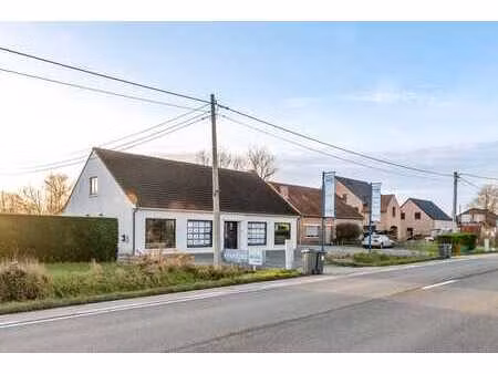 uiterst gunstig gelegen kantoor met woonst.