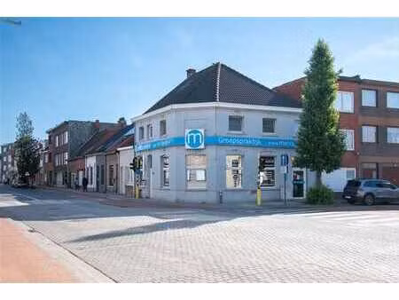 immeuble avec 3 cabinets et un appartement en duplex