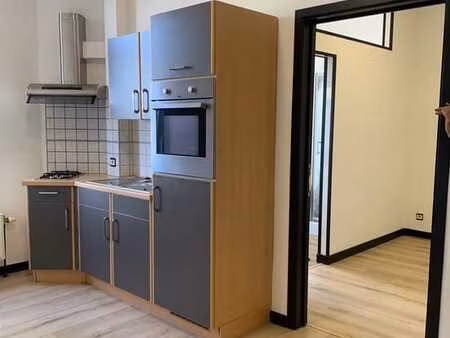 un petit appart. de 1 ch. rénové et a proximité du centre