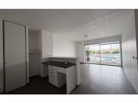 location appartement  m² t-3 à la rochelle  961 €