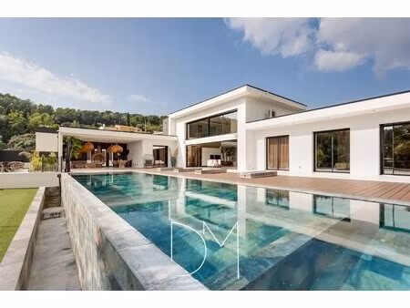 bandol - au coeur d'un écrain de verdure  villa contemporaine avec piscine miroir et belle