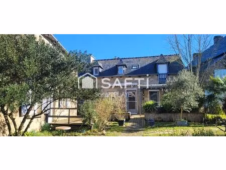 propriété composée de deux maisons habitables  un garage  un atelier  édifiée sur un terra