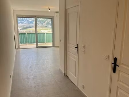 studio 30 m2 terrasse + parking - résidence avec piscine