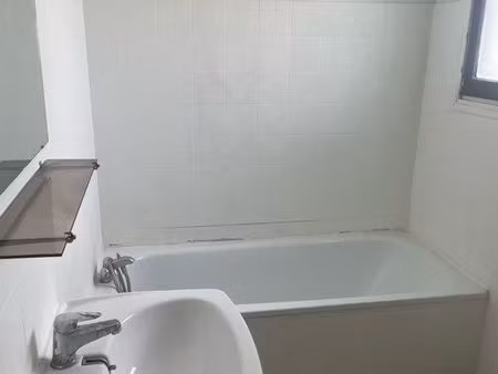 f2 de 52m2 avec parking  710+20  tram3:pilory