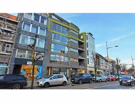 lichtrijk appartement met panoramisch uitzicht op de mark...