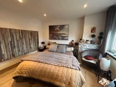 un appartement au 5e étage avec parking intérieur et cave