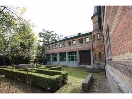 magnifique immeuble de bureaux classique