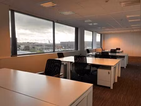 espace de bureaux lumineux avec vue inspirante