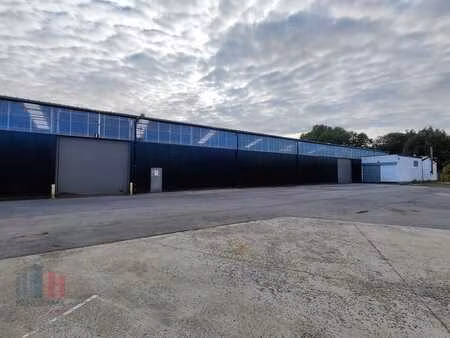 2.750 m² magazijnruimte met 3 rolbruggen en verhard buite...