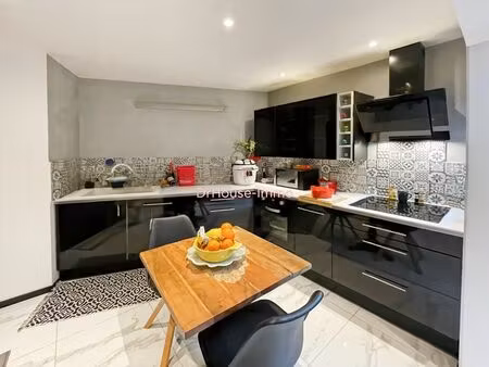 maison de ville avec terrasse et dépendances aménageables – centre fareins (01480) – fort 