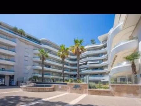 location meublée appartement 2 pièces 47 m² à frejus (83600)  3 000 €