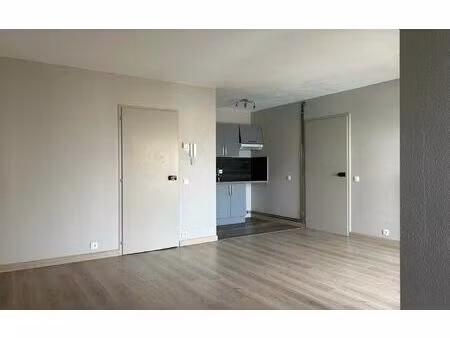 location appartement  m² t-2 à la rochelle  788 €