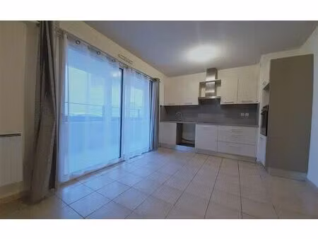 location appartement  m² t-3 à pézenas  755 €