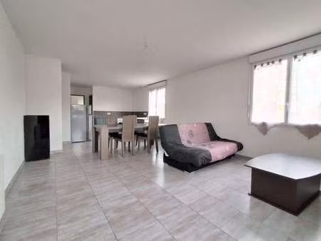 location appartement 3 pièces à saint-étienne-du-bois (85670) : à louer 3 pièces / 78m² sa