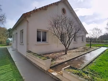 maison à vendre avec magnifique terrain et étang